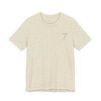 Nummer 7 Textmuster Tee | Minimalistisches Typografie-Rückenprint T-Shirt